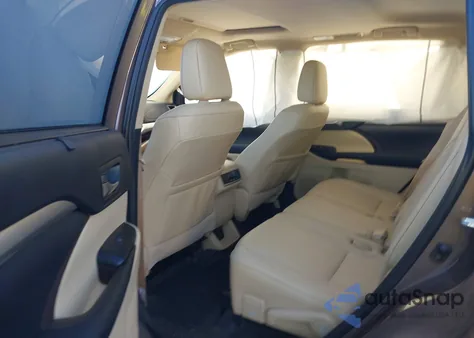 2019 Toyota Highlander Xle z USA, uszkodzony, nr VIN 5TDKZRFH3KS305704